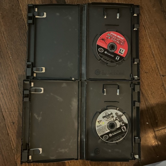 Lot of GameCube games. Controllers are included, open case games do not OG cases - Picture 4 of 4